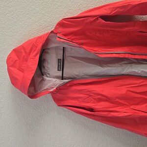 Lightweight rain jacket